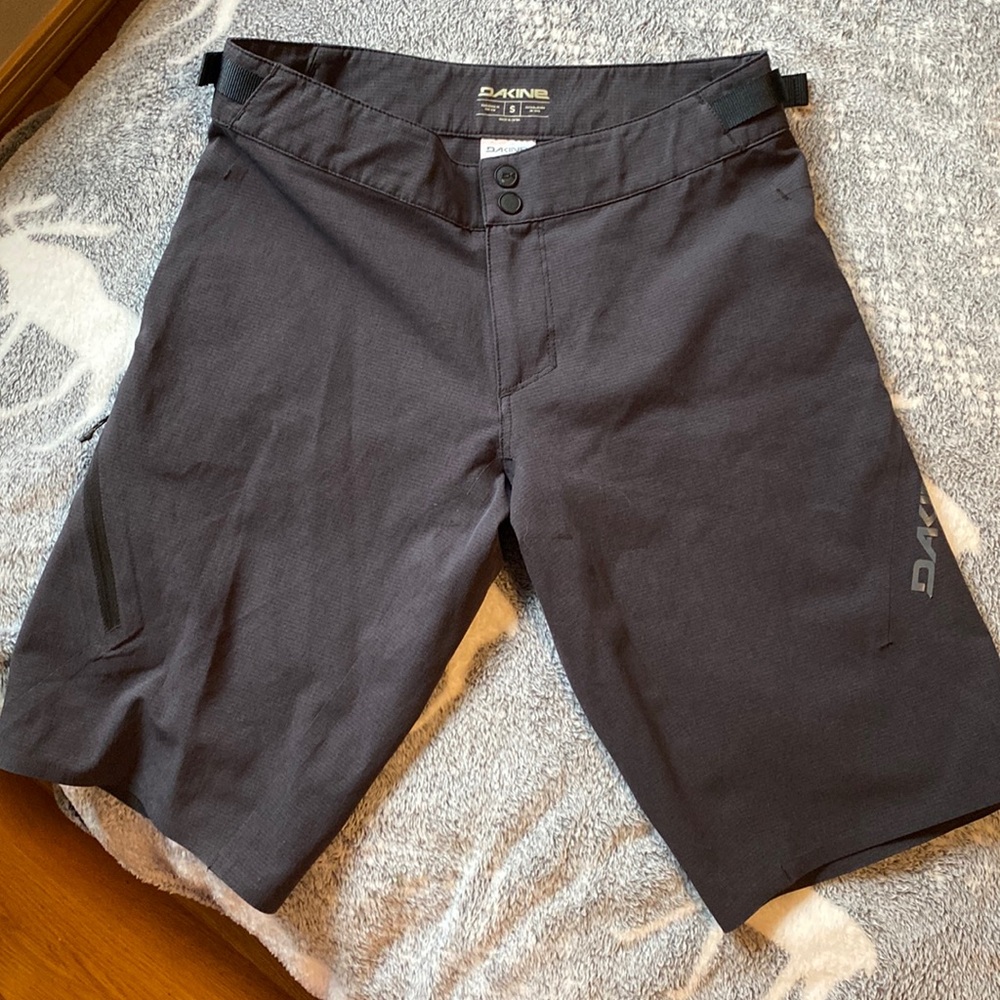 Dakine shorts black size small.